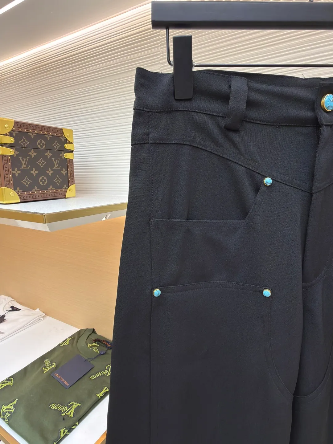 LOUIS VUITTON turquoise wool blend wide trousers ●Original version: Purchased and developed for 12700 ●Item number: 1680799-B40 ●Fabric: wool blended fabric ●Technology: Inlaid production ●Version: fitted version ●Weight: about 735 grams ●Size: 46-48-50-52 ●Description: Made of 100% sheep wool fabric with a weight of 480g. It is spun and dyed using this year's newly sheared sheep wool material. It is woven with high-speed rapier in a dust-free and static-free workshop. It has a double-sided weave, a satin weave on the back and a hemp pattern on the front. It is equipped with 60s cotton imitation Tencel twill lining and back pockets. Stenciled genuine motorcycle leather with embossed embossed seal, Swiss tooth bronze square slider and closed zipper, I-shaped buckle + rivets made of bronze with antique gold base, inlaid with lettering film and turquoise flat buckle on the inside. The surface is hand-painted and then a blower blows away the paint and then sealed with a high-gloss transparent enamel, giving the overall vision a halo effect. The overall wiring is straight and delicate, the fabric is comfortable and soft, and the color is consistent without color difference. It can be matched with the same style to create a fashionable look and control various occasions. Customized accessories, complete with three standards, same style for men and women!